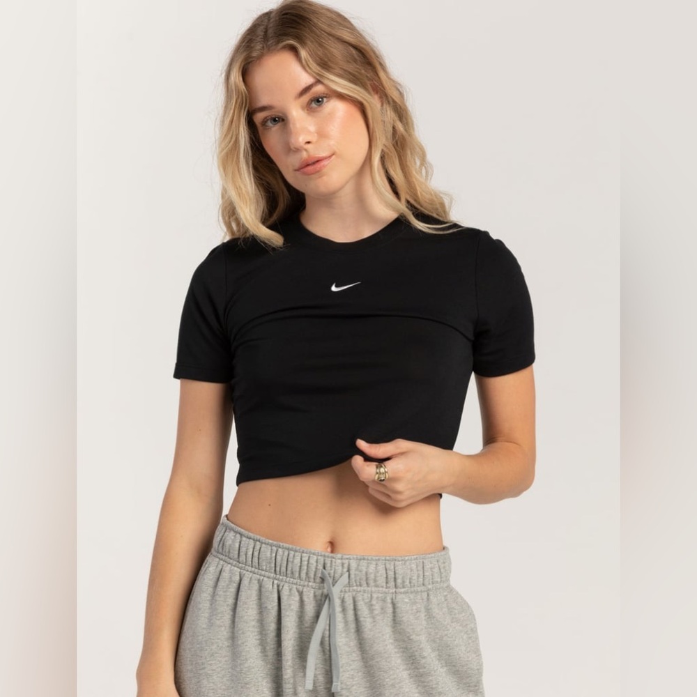 NIKE Sportswear Essential Slim Crop Womens Tee